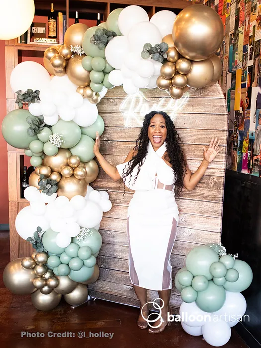 Pilar designing balloons